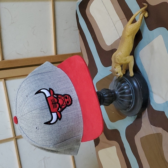 Men Gray/Red/White Chicago Bull Snap Back Hat - Picture 3 of 7